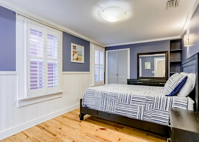 Quaint Modern Downtown Cottage