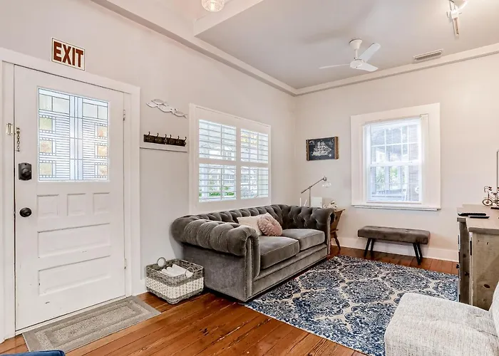 Quaint Modern Downtown Cottage
