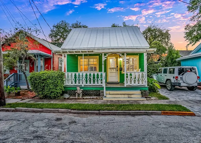 Quaint Modern Downtown Cottage